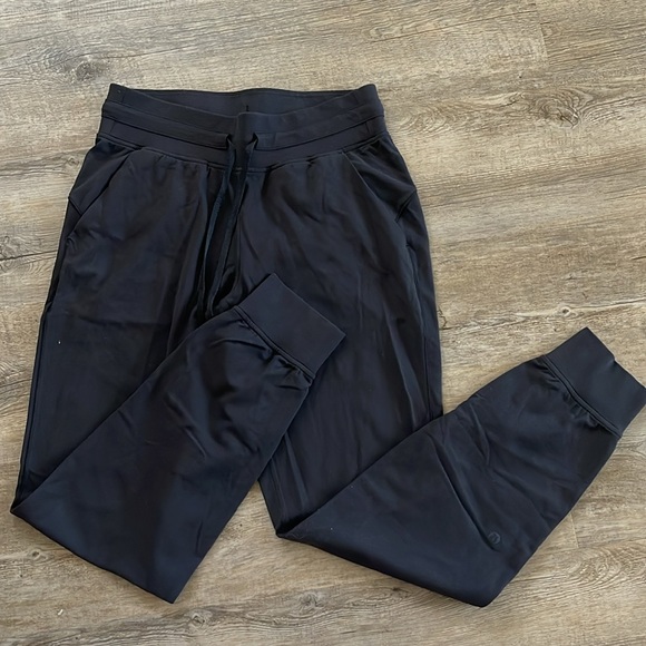 Lululemon women’s black joggers, size 6. - Picture 2 of 4